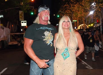 La leyenda de la lucha libre entr車 en una batalla judicial contra Linda Claridge, su mujer desde 1983 hasta 2009. Ella aleg車 que Hulk Hogan le hab赤a puesto los cuernos con una amiga de su hija. Finalmente, Linda gan車 el 70% del activo l赤quido de la pareja, unos 13 millones de d車lares. Adem芍s, percibi車 el 40% de las compa?赤as de Hogan y una propiedad de casi 4 millones.