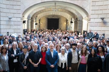 Foto de familia con los escritores Cristina Rivera Garza, David Ucl¨¦s, y el alcalde de Barcelona, Jaume Collboni, entre otros, durante un desayuno de la Diada de Sant Jordi 2025. El desayuno de Sant Jordi, que tiene lugar cada 23 de abril, es un evento tradicional en Catalu?a que celebra la fiesta de Sant Jordi y la literatura. El acto reivindica el papel de los traductores, destacando que tambi¨¦n son escritores y hacen literatura.