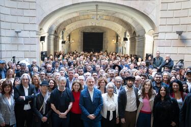 Foto de familia con los escritores Cristina Rivera Garza, David Uclés, y el alcalde de Barcelona, Jaume Collboni, entre otros, durante un desayuno de la Diada de Sant Jordi 2025. El desayuno de Sant Jordi, que tiene lugar cada 23 de abril, es un evento tradicional en Cataluña que celebra la fiesta de Sant Jordi y la literatura. El acto reivindica el papel de los traductores, destacando que también son escritores y hacen literatura.
 