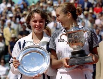 Iva Majoli y Martina Hingis, ganadora del torneo en 1997. 