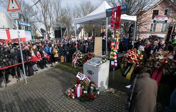 Cientos de personas se congregaron junto al monumento en homenaje a las víctimas del desastre aéreo de Múnich, donde fallecieron, hace 60 años, siete futbolistas de los 'Red Devils', en Múnich, Alemania. El 60º aniversario conmemora a las 23 personas que 