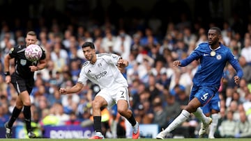 LONDON (United Kingdom), 30/08/2025.- Tosin Adarabioyo (R) of Chelsea in action against Raul Jimenez of Fulham during the English Premier League soccer match between Chelsea FC and FC Fulham, in London, Britain, 30 August 2025. (Reino Unido, Londres) EFE/EPA/DAVID CLIFF EDITORIAL USE ONLY. No use with unauthorized audio, video, data, fixture lists, club/league logos, 'live' services or NFTs. Online in-match use limited to 120 images, no video emulation. No use in betting, games or single club/league/player publications.