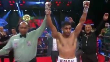 Amir Khan festeja su victoria en Arabia Saudí.