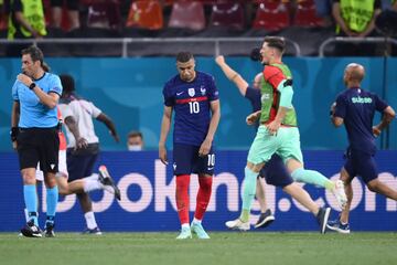 El partido de octavos Francia-Suiza, terminó empate a 3. Llegó la tanda de penaltis y tras haber anotado Suiza sus 5 lanzamientos y Francia los 4 le tocó tira a Mbappé...