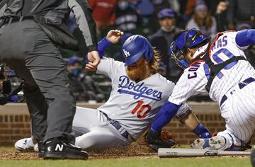 En la MLB estadounidense, la mejor liga de béisbol del mundo, la lucha por ganar las cuatro bases del campo
de juego es feroz. No se escatiman esfuerzos para alcanzarlas, como demuestra en esta imagen el jugador de los
Dodgers Justin Turner, deslizándose para evitar la eliminación por parte del catcher de los Cubs, Wilson Contreras.