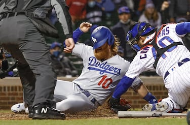 En la MLB estadounidense, la mejor liga de béisbol del mundo, la lucha por ganar las cuatro bases del campo
de juego es feroz. No se escatiman esfuerzos para alcanzarlas, como demuestra en esta imagen el jugador de los
Dodgers Justin Turner, deslizándose para evitar la eliminación por parte del catcher de los Cubs, Wilson Contreras.