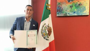 Rogelio Funes Mori presume su carta de naturalización