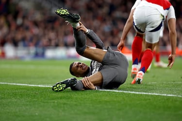 Kylian Mbappé se duele sobre el césped del Emirates Stadium.