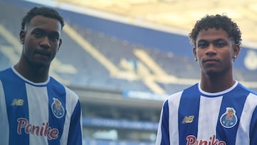 Los jóvenes delanteros colombianos Juliánn Pérez Jhojan de la Cruz.