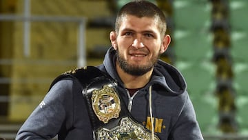 Khabib Nurmagomedov posa con el cintur&oacute;n de campe&oacute;n del peso ligero de la UFC.