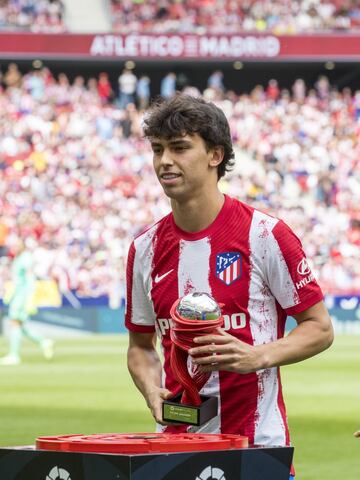 Jo?o F¨¦lix recibe el trofeo de mejor jugador del mes de LaLiga.