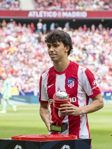 João Félix recibe el trofeo de mejor jugador del mes de LaLiga. 