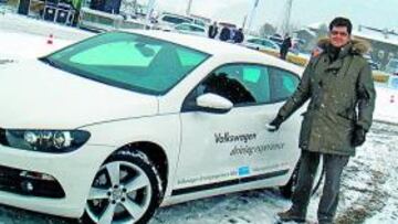 Un niño jugando en la nieve alpina