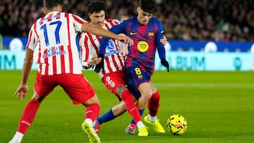 BARCELONA, 02/12/2025.- El centrocampista del FC Barcelona Pedri (dcha), en acción ante el defensa del Atlético de Madrid José Giménez, durante el partido adelantado de la jornada 19 de Liga disputado en el Camp Nou de Barcelona. EFE/Alejandro Garcia