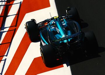 Fernando Alonso durante la sesi¨®n de clasifiaci¨®n al esprint del GP de Azerbaiy¨¢n.