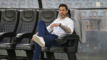 AME3309. MONTEVIDEO (URUGUAY), 09/12/2023.- El entrenador de Liverpool Jorge Bava observa desde el banco hoy, en una semifinal del Campeonato Uruguayo entre Liverpool y Peñarol en el Estadio Centenario en Montevideo (Uruguay). EFE/ Gastón Britos