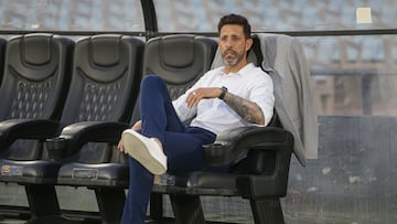 AME3309. MONTEVIDEO (URUGUAY), 09/12/2023.- El entrenador de Liverpool Jorge Bava observa desde el banco hoy, en una semifinal del Campeonato Uruguayo entre Liverpool y Peñarol en el Estadio Centenario en Montevideo (Uruguay). EFE/ Gastón Britos
