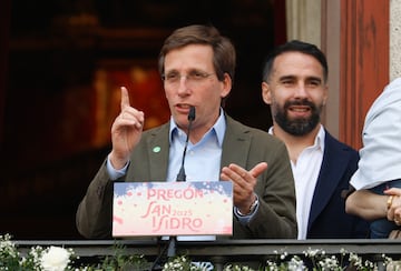 Dani Carvajal, jugador del Real Madrid, en el balc¨®n del ayuntamiento de Madrid como pregonero de las fiestas de San Isidro. Jos¨¦ Luis Mart¨ªnez-Almeida, alcalde de la Villa.