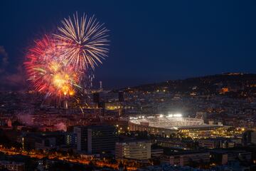 Fuegos artificiales en la despedida del Camp Nou antes de su remodelaci¨®n.