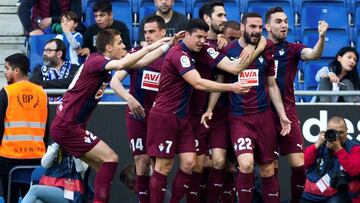 GRAF7070. CORNELLÁ (BARCELONA), 18/04/2018.- El defensa del SD Eibar David Lomban (2d) celebra junto a sus compañeros el primer gol del Eibar contra el RCD Espanyol, durante el encuentro correspondiente a la 33 jornada de LaLiga Santander qu