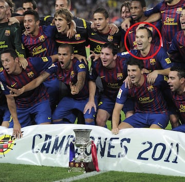 Iniesta consiguió con el FC Barcelona siete Supercopas de España. En la foto, la celebración en 2011.