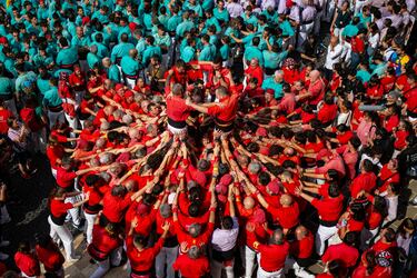 Uno de los grupos de 'Castellers' en la plaza Sant Jaume.