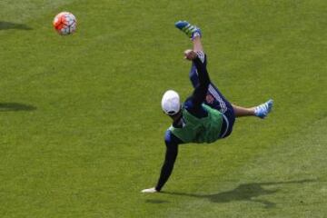 Hinchas de Universidad de Chile realizan banderazo en el Estadio Nacional, previo al Superclásico del domingo 02 de Octubre del 2016.
