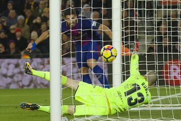 Luis Suárez beats Rubén but did the ball fully cross the line?