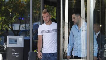 12/06/18 LLEGADA HOTEL DE UROS RACIC PRIMER FICHAJE VERANO DEL VALENCIA
PUBLICADA 13/06/18 NA MA25 1COL