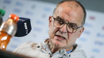 AME6208. MONTEVIDEO (URUGUAY), 02/09/2023.- El seleccionador de Uruguay Marcelo Bielsa habla en una conferencia de prensa hoy, en la sala de prensa del estadio Centenario en Montevideo (Uruguay). Uruguay se prepara para las fechas de las Eliminatorias Sudamericanas para el Mundial de 2026 cuando enfrentará a Chile y Ecuador. EFE/ Gastón Britos
