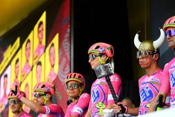 La última etapa del Tour en territorio danés contó con el protagonismo de Rigoberto Urán, quien utilizó un casco y un martillo vikingo.