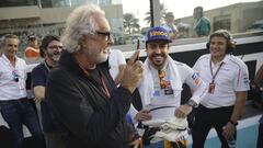 DV101. Abu Dhabi (United Arab Emirates), 25/11/2018.- Flavio Briatore, Italian businessman and former manager of Benton formula one team, left, stands with Mclaren driver Fernando Alonso of Spain before the Emirates Formula One Grand Prix at the Yas Marina racetrack in Abu Dhabi, United Arab Emirates, 24 November 2018. (F&oacute;rmula Uno, Espa&ntilde;a, Emiratos &Aacute;rabes Unidos) EFE/EPA/LUCA BRUNO / POOL