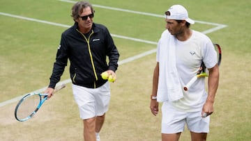 Rafa Nadal habla con Francis Roig durante un entrenamiento en Wimbledon.