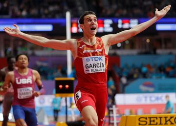 El atleta murciano realizó una prodigiosa carrera para llevarse el título en el 800 de Belgrado con 1:46.20. 