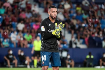 Aitor Fernández fue expulsado durante un encuentro frente al Real Madrid por una mano fuera del área y al conjunto granota no le quedaban cambio. Vezo se pudo bajo los palos. 