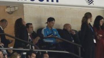 DESCARTADO. Cristiano Ronaldo vio el partido desde la grada junto al jefe de seguridad del club Julio Cendal. En la imagen se le ve escribiendo en su teléfono móvil.