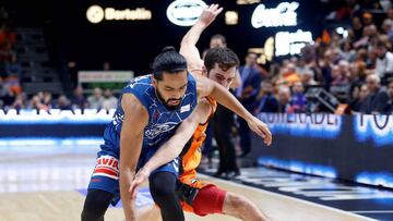 GRAF5756. VALENCIA, 24/11/2018.- El base mexicano del Delteco GBC Jorge Gutiérrez (i) y el base del Valencia Basket Guillem Vives luchan por el balón durante el partido de la décima jornada de Liga que disputan en Valencia. EFE/ Miguel Ángel Polo