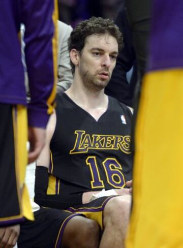 Pau Gasol, pensativo en el banquillo.