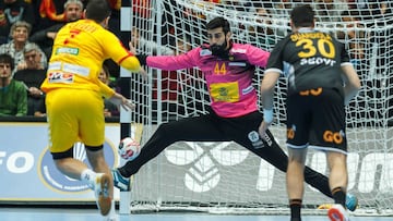 Rodrigo Corrales intenta detener un lanzamiento de Kiril Lazarov durante el partido del Mundial de Balonmano entre Espa&ntilde;a y Macedonia.