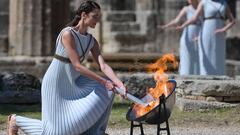 La actriz Xanthi Georgiou enciende la llama ol&iacute;mpica de los Juegos Ol&iacute;mpicos de Tokio en la ceremonia celebrada este jueves en la ciudad griega de Olimpia.