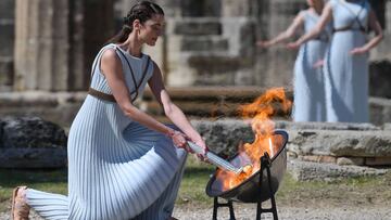 La actriz Xanthi Georgiou enciende la llama olímpica de los Juegos Olímpicos de Tokio en la ceremonia celebrada este jueves en la ciudad griega de Olimpia.