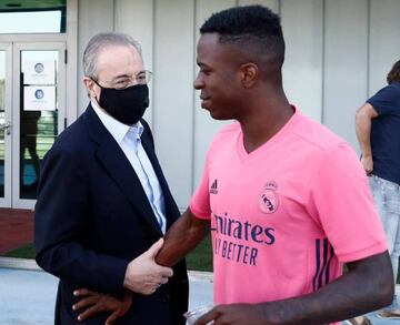 Florentino, cariñoso con Vinicius en Valdebebas.