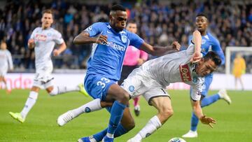 Jhon Lucumí durante el partido entre Genk y Napoli por Champions League.