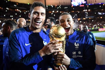 Raphael Varane y Kylian Mbappe con la Copa del Mundo.