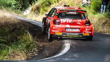 Pepe López con su Citroën en Ourense.