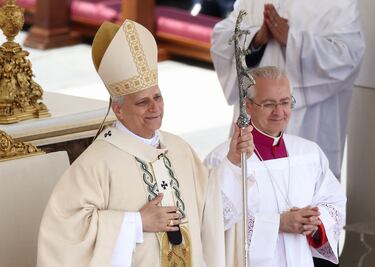 El Papa León XIV reacciona al final de su misa inaugural en la Plaza de San Pedro.