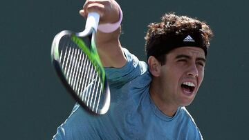 Jaume Munar devuelve una bola durante su partido ante Prajnesh Gunneswaran en el Miami Open.