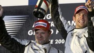 <b>DOBLETE. </b> Button y Barrichello celebran su éxito en Melbourne.