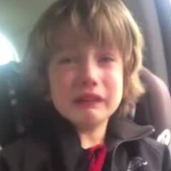 Un niño llora desconsolado en su defensa por la naturaleza