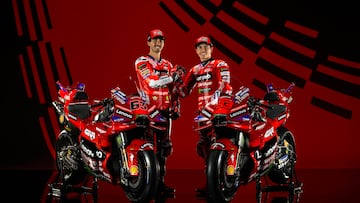 Bagnaia y Márquez durante la presentación del equipo oficial Ducati.